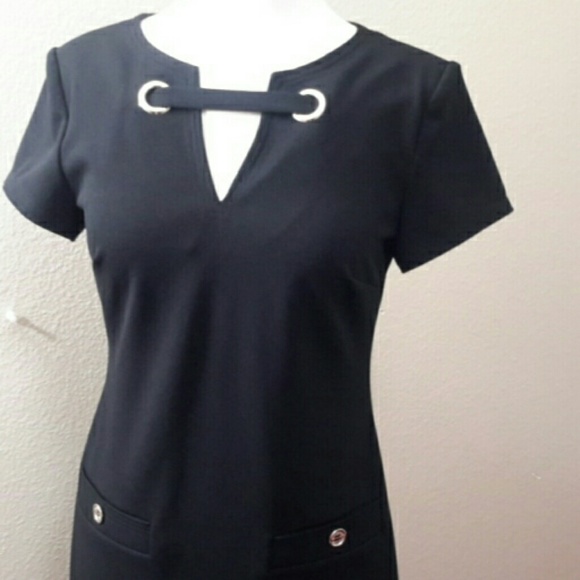 RV-NECK Bodycon  dress - Picture 2 of 3